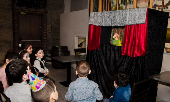 Le spectacle de marionnettes devant les enfants
