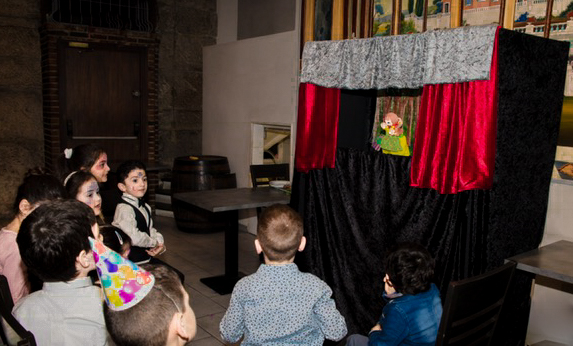 marionnette-chloe Le spectacle de marionnettes devant les enfants