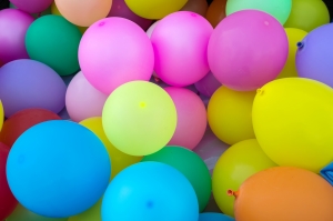 Une multitude de ballons de toutes les couleurs