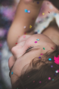 enfant-confettis