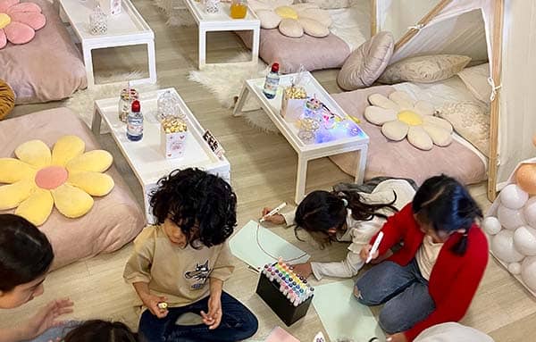 atelier créatif pour les enfants pendant une pyjama party
