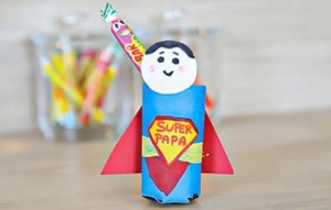 Photo d'un super héro en rouleau de papier toilette