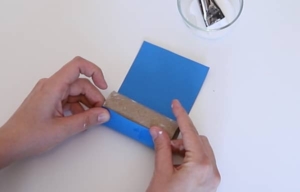 Collage du papier bleu