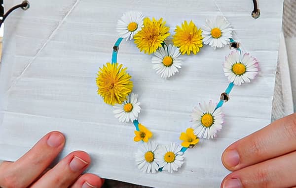 Photo du coeur avec les fleurs naturelles