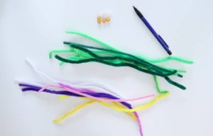 Photos du matériel pour faire des fleurs en fil chenille